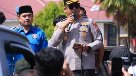 Kapolres Barru AKBP Ananda Fauzi Harahap turun langsung mengawal aksi May Day yang digelar ratusan buruh KSPSI di Tugu Payung, Barru.