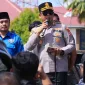 Kapolres Barru AKBP Ananda Fauzi Harahap turun langsung mengawal aksi May Day yang digelar ratusan buruh KSPSI di Tugu Payung, Barru.