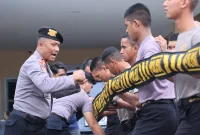 Puluhan siswa SPN Batua berbaris, teriakan komando menggema, formasi rapat dibentuk.