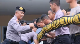 Puluhan siswa SPN Batua berbaris, teriakan komando menggema, formasi rapat dibentuk.