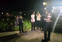 Saat Malam Kian Larut, Polisi Barru Menyapa Warga dalam Patroli Dialogis
