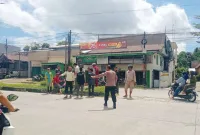 Kapolsek Soppeng Riaja Turun Tangan Evakuasi Korban Lakalantas di Jalur Trans Sulawesi