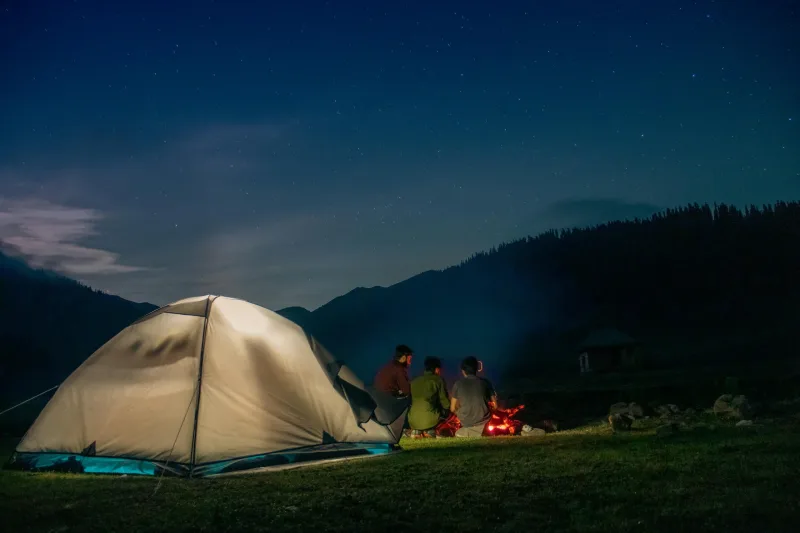 Perlengkapan Camping yang Wajib Dibawa Pemula