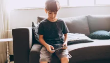 Bahaya Screen Time yang Berlebih pada Anak