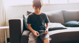 Bahaya Screen Time yang Berlebih pada Anak