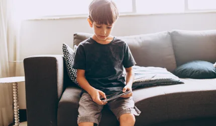 BAHAYA SCREEN TIME YANG BERLEBIH PADA ANAK