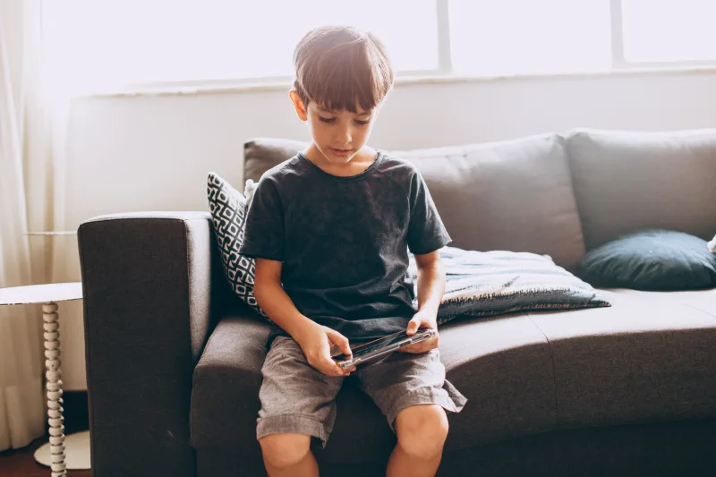 Bahaya Screen Time yang Berlebih pada Anak