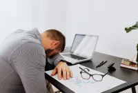 Cara Mengusir Rasa Kantuk saat Bekerja