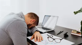 4 Cara Mengusir Rasa Kantuk saat Bekerja