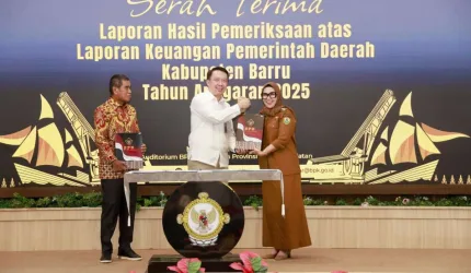 BIKIN BANGGA! WTP KEMBALI UNTUK BARRU, BUPATI TERIMA PENGHARGAAN DARI BPK RI