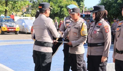 SELAMATKAN NELAYAN DARI MAUT, DUA POLISI TUAI APRESIASI