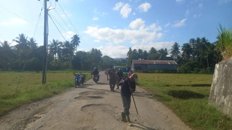 Hampir 28 tahun menunggu perbaikan, warga Desa Lalabata, Kecamatan Tanete Rilau, Kabupaten Barru, akhirnya memilih menutup lobang parah.