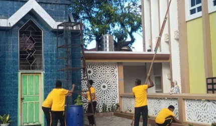 SAMBUT HARI BHAYANGKARA KE-80, POLISI BERSIHKAN MASJID DI SEJUMLAH KECAMATAN DI BARRU