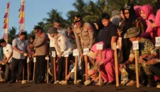 Sambut Hari Bhayangkara ke-80, Polres Barru Lepas Tukik ke Laut