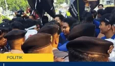 Demo Mahasiswa di Jakarta Sore Ini, Ratusan Massa Diadang Polisi di Semanggi saat Menuju Patung Kuda