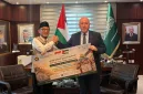 Wamenhaj RI Dahnil Anzar Simanjuntak menyerahkan secara simbolis paket daging dam jemaah haji Indonesia untuk membantu rakyat Palestina. (Foto: haji.go.id)