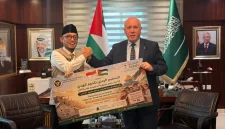 Wamenhaj RI Dahnil Anzar Simanjuntak menyerahkan secara simbolis paket daging dam jemaah haji Indonesia untuk membantu rakyat Palestina. (Foto: haji.go.id)