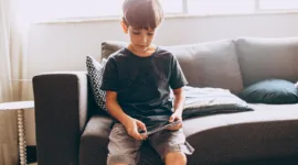 4 Bahaya Screen Time yang Berlebih pada Anak