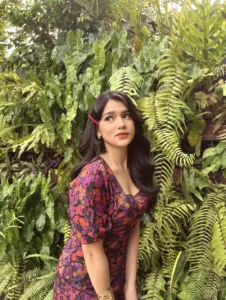 Davina Karamoy Diperiksa Polisi Terkait Kasus Hanania Travel, Kerugian Korban Tembus Rp95 Miliar, Ini Kronologi Lengkapnya Davina Karamoy diperiksa polisi terkait kasus Hanania Travel yang merugikan ribuan jemaah umrah, berikut adalah fakta terbarunya. (Foto: Instagram @davinaakaramoy)