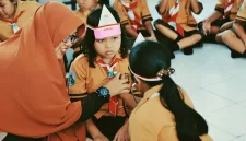 Ilustrasi. Ketahui perbedaan wali asuh dan wali asrama Sekolah Rakyat agar memahami sistem pendampingan serta pengelolaan kehidupan siswa. (Foto: Unsplash)