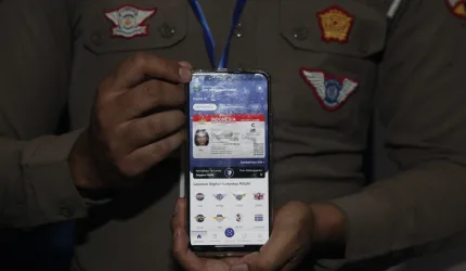 BERIKUT ADALAH CARA MEMBUAT SIM DIGITAL MELALUI APLIKASI DIGITAL KORLANTAS YANG PRAKTIS, CEPAT, DAN RESMI DIGUNAKAN. (FOTO: TBN POLRI)