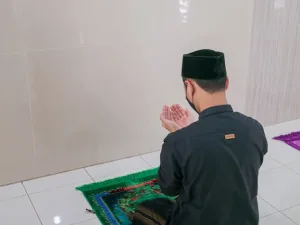 BACAAN DOA AKHIR TAHUN DAN AWAL TAHUN LENGKAP UNTUK MENYAMBUT TAHUN BARU ISLAM 1448 H INILAH PENJELASAN LENGKAP TENTANG DOA AKHIR TAHUN DAN AWAL TAHUN MULAI BACAAN LATIN ARTI HINGGA WAKTU PELAKSANAANNYA PENTING SEKALI. (FOTO: UNSPLASH)