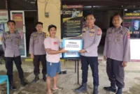 Polsek Pujananting Serahkan Bantuan Kemanusiaan kepada Korban Kebakaran