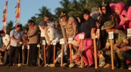 Momen Hari Bhayangkara, Kapolres Barru Lepas Anak Penyu