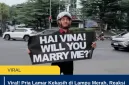 Viral! Pria Lamar Kekasih di Lampu Merah, Reaksi Pengendara Bikin Heboh
