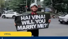 Viral! Pria Lamar Kekasih di Lampu Merah, Reaksi Pengendara Bikin Heboh