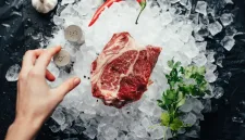 Simak cara menyimpan daging kurban di kulkas maupun freezer agar tetap segar dan tidak mudah rusak. (Foto: Unsplash)