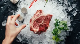 Simak cara menyimpan daging kurban di kulkas maupun freezer agar tetap segar dan tidak mudah rusak. (Foto: Unsplash)