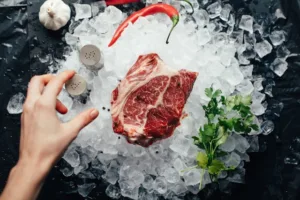 Simak cara menyimpan daging kurban di kulkas maupun freezer agar tetap segar dan tidak mudah rusak. (Foto: Unsplash)