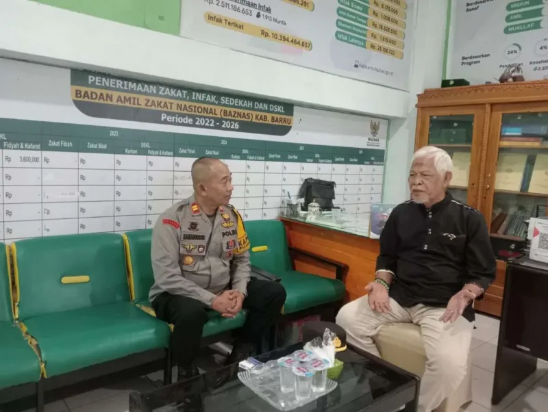 Kapolsek Pujananting Bergerak Cepat, Gandeng BAZNAS Barru Bantu Korban Kebakaran Bangun Kembali Rumah