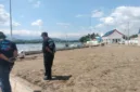 Foto: Redaksiku.com – Lokasi proyek Kampung Nelayan tampak diratakan menggunakan material pasir yang diambil dari area sekitar proyek.