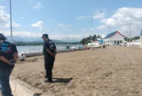 Foto: Redaksiku.com – Lokasi proyek Kampung Nelayan tampak diratakan menggunakan material pasir yang diambil dari area sekitar proyek.