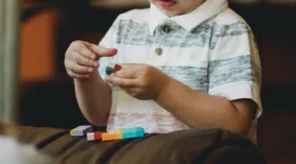 15 Ciri Anak Autisme yang Perlu Diketahui Orang Tua Sejak Dini