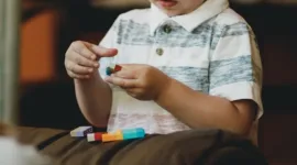 15 Ciri Anak Autisme yang Perlu Diketahui Orang Tua Sejak Dini
