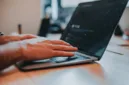 Inilah contoh laporan MPLS dengan struktur jelas berisi pendahuluan hingga penutup untuk kebutuhan administrasi sekolah. (Foto: Unsplash)