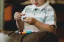 Ilustrasi. Cari tahu ciri anak autisme yang umum muncul sejak usia dini, mulai dari komunikasi, interaksi sosial, hingga perilaku berulang. (Foto: Unsplash)