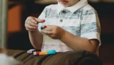 Ilustrasi. Cari tahu ciri anak autisme yang umum muncul sejak usia dini, mulai dari komunikasi, interaksi sosial, hingga perilaku berulang. (Foto: Unsplash)