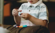 15 Ciri Anak Autisme yang Perlu Diketahui Orang Tua Sejak Dini