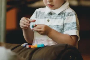 15 Ciri Anak Autisme yang Perlu Diketahui Orang Tua Sejak Dini Ilustrasi. Cari tahu ciri anak autisme yang umum muncul sejak usia dini, mulai dari komunikasi, interaksi sosial, hingga perilaku berulang. (Foto: Unsplash)