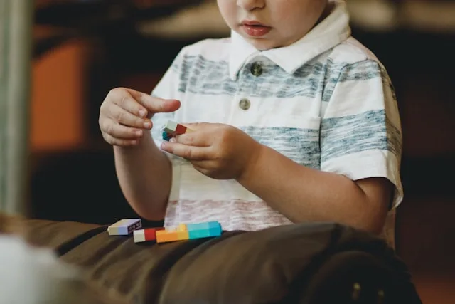 Ilustrasi. Cari tahu ciri anak autisme yang umum muncul sejak usia dini, mulai dari komunikasi, interaksi sosial, hingga perilaku berulang. (Foto: Unsplash)