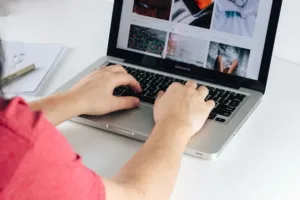 Ilustrasi. Pelajari cara membuat twibbon 17 Agustus dengan mudah menggunakan HP atau laptop. (Foto: Unsplash) 
