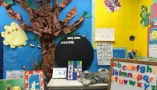 Simak ide hiasan dinding kelas untuk sekolah PAUD dan TK dapat membuat ruang belajar lebih menarik sekaligus mendukung perkembangan anak. (Foto: Unsplash)