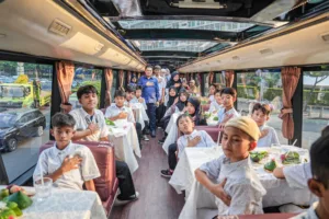 Open Dining of Jakarta by Transjakarta Resmi Diuji Coba, Intip Tarif, Rute, dan Cara Pesannya Berikut adalah Open Dining of Jakarta by Transjakarta, inovasi wisata kuliner dengan suasana mewah di atas bus tingkat. (Foto: Dok. Transjakarta)