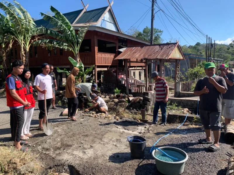Pemerintah Desa Libureng bersama masyarakat dan mahasiswa KKN Profesi Universitas Hasanuddin bergotong royong membersihkan Tempat Pemakaman Umum (TPU) di Dusun Leppe'e.