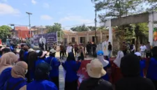 Puluhan mahasiswa yang tergabung dalam IMM dan AMM Barru menggelar aksi damai di depan Kampus Universitas Muhammadiyah Barru.