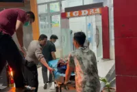 Laporan Warga Masuk 110, Polisi Barru Gercep Evakuasi Pensiunan PNS